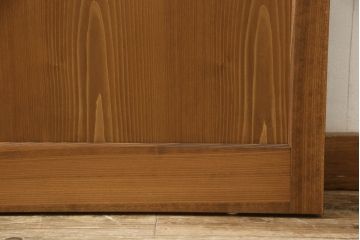 組子風帯戸2枚を新規製作!当店オーダー家具を参考に組子をレーザー加工にて再現し、スリガラス・クリアガラスを片面ずつ使用。引手・戸車を取り付け、色味はオーダー家具を参考に着色。(引き戸、建具、ガラス帯戸)