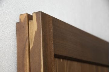 組子風帯戸2枚を新規製作!当店オーダー家具を参考に組子をレーザー加工にて再現し、スリガラス・クリアガラスを片面ずつ使用。引手・戸車を取り付け、色味はオーダー家具を参考に着色。(引き戸、建具、ガラス帯戸)