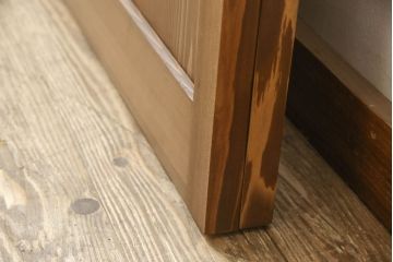 組子風帯戸2枚を新規製作!当店オーダー家具を参考に組子をレーザー加工にて再現し、スリガラス・クリアガラスを片面ずつ使用。引手・戸車を取り付け、色味はオーダー家具を参考に着色。(引き戸、建具、ガラス帯戸)