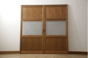組子風帯戸2枚を新規製作!当店オーダー家具を参考に組子をレーザー加工にて再現し、スリガラス・クリアガラスを片面ずつ使用。引手・戸車を取り付け、色味はオーダー家具を参考に着色。(引き戸、建具、ガラス帯戸)