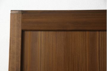 組子風帯戸2枚を新規製作!当店オーダー家具を参考に組子をレーザー加工にて再現し、スリガラス・クリアガラスを片面ずつ使用。引手・戸車を取り付け、色味はオーダー家具を参考に着色。(引き戸、建具、ガラス帯戸)