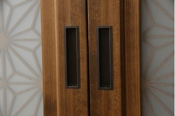 組子風帯戸2枚を新規製作!当店オーダー家具を参考に組子をレーザー加工にて再現し、スリガラス・クリアガラスを片面ずつ使用。引手・戸車を取り付け、色味はオーダー家具を参考に着色。(引き戸、建具、ガラス帯戸)