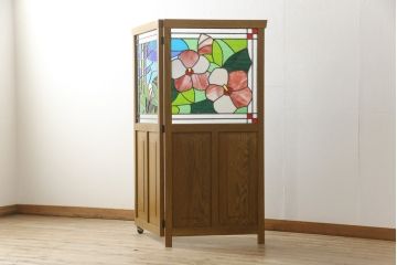 つい立てを新規製作!ご希望のサイズでオーク材を使用。片面は可動式仕様で、「芙蓉の花」「夏空」「日光」をモチーフにしたオリジナルのステンドグラスを取り付け。(ステンドグラス、つい立て、パーテーション、間仕切り)