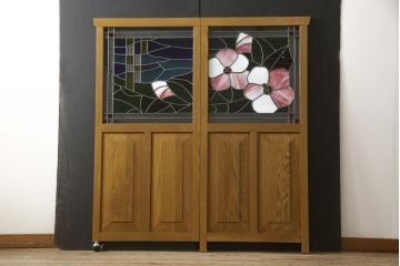 つい立てを新規製作!ご希望のサイズでオーク材を使用。片面は可動式仕様で、「芙蓉の花」「夏空」「日光」をモチーフにしたオリジナルのステンドグラスを取り付け。(ステンドグラス、つい立て、パーテーション、間仕切り)