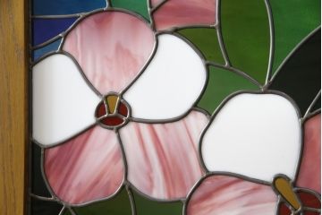 つい立てを新規製作!ご希望のサイズでオーク材を使用。片面は可動式仕様で、「芙蓉の花」「夏空」「日光」をモチーフにしたオリジナルのステンドグラスを取り付け。(ステンドグラス、つい立て、パーテーション、間仕切り)