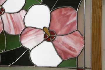 つい立てを新規製作!ご希望のサイズでオーク材を使用。片面は可動式仕様で、「芙蓉の花」「夏空」「日光」をモチーフにしたオリジナルのステンドグラスを取り付け。(ステンドグラス、つい立て、パーテーション、間仕切り)