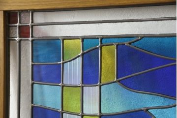 つい立てを新規製作!ご希望のサイズでオーク材を使用。片面は可動式仕様で、「芙蓉の花」「夏空」「日光」をモチーフにしたオリジナルのステンドグラスを取り付け。(ステンドグラス、つい立て、パーテーション、間仕切り)