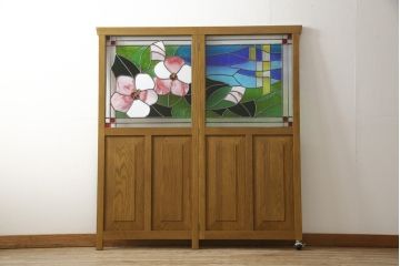 つい立てを新規製作!ご希望のサイズでオーク材を使用。片面は可動式仕様で、「芙蓉の花」「夏空」「日光」をモチーフにしたオリジナルのステンドグラスを取り付け。(ステンドグラス、つい立て、パーテーション、間仕切り)