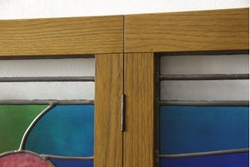つい立てを新規製作!ご希望のサイズでオーク材を使用。片面は可動式仕様で、「芙蓉の花」「夏空」「日光」をモチーフにしたオリジナルのステンドグラスを取り付け。(ステンドグラス、つい立て、パーテーション、間仕切り)