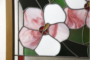 つい立てを新規製作!ご希望のサイズでオーク材を使用。片面は可動式仕様で、「芙蓉の花」「夏空」「日光」をモチーフにしたオリジナルのステンドグラスを取り付け。(ステンドグラス、つい立て、パーテーション、間仕切り)