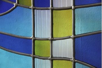 つい立てを新規製作!ご希望のサイズでオーク材を使用。片面は可動式仕様で、「芙蓉の花」「夏空」「日光」をモチーフにしたオリジナルのステンドグラスを取り付け。(ステンドグラス、つい立て、パーテーション、間仕切り)