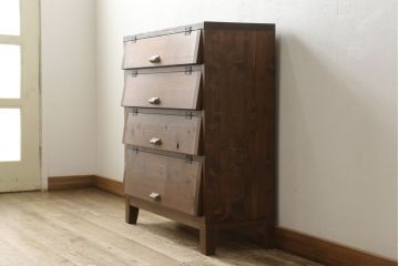 下駄箱を新規製作!当店オーダー家具を参考にご希望のサイズで。パタパタ扉仕様で、取っ手、脚、色は当店商品を参考に取り付け・着色。(戸棚、キャビネット、ロッカー)