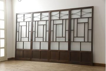 ガラス戸4枚を新規製作!当店商品を参考にしたデザイン、指定サイズにて。支給されたガラス・ダイヤ・銀モール・結霜、すりガラスを使用。本体は古民家の雰囲気に合うような自然な仕上がりに着色。(引き戸)