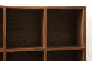マス目棚を新規製作!当店のオーダー家具を参考にご希望のサイズで。ヒノキの無垢材を使用し、棚は横4列、縦2列の造りで。(ロッカー、ラック、本棚)