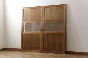 帯戸2枚を新規製作!当店オーダー家具を参考に、ご希望サイズにて。組子を製作し、両面クリアガラス、腰板は杉材(板目)の化粧板を使用。引手を取り付け、色味は当店商品を参考に着色。(引き戸、建具)