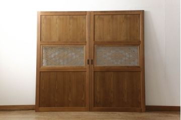 帯戸2枚を新規製作!当店オーダー家具を参考に、ご希望サイズにて。組子を製作し、両面クリアガラス、腰板は杉材(板目)の化粧板を使用。引手を取り付け、色味は当店商品を参考に着色。(引き戸、建具)