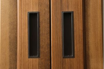 帯戸2枚を新規製作!当店オーダー家具を参考に、ご希望サイズにて。組子を製作し、両面クリアガラス、腰板は杉材(板目)の化粧板を使用。引手を取り付け、色味は当店商品を参考に着色。(引き戸、建具)