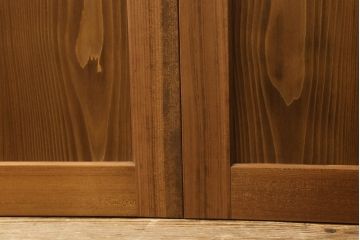 帯戸2枚を新規製作!当店オーダー家具を参考に、ご希望サイズにて。組子を製作し、両面クリアガラス、腰板は杉材(板目)の化粧板を使用。引手を取り付け、色味は当店商品を参考に着色。(引き戸、建具)