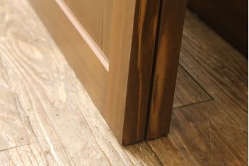 帯戸2枚を新規製作!当店オーダー家具を参考に、ご希望サイズにて。組子を製作し、両面クリアガラス、腰板は杉材(板目)の化粧板を使用。引手を取り付け、色味は当店商品を参考に着色。(引き戸、建具)