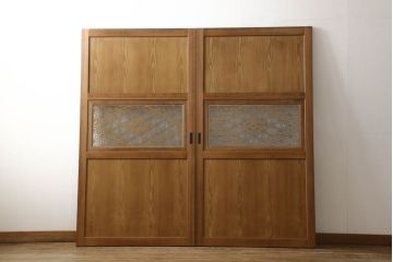 帯戸2枚を新規製作!当店オーダー家具を参考に、ご希望サイズにて。組子を製作し、両面クリアガラス、腰板は杉材(板目)の化粧板を使用。引手を取り付け、色味は当店商品を参考に着色。(引き戸、建具)