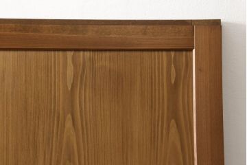 帯戸2枚を新規製作!当店オーダー家具を参考に、ご希望サイズにて。組子を製作し、両面クリアガラス、腰板は杉材(板目)の化粧板を使用。引手を取り付け、色味は当店商品を参考に着色。(引き戸、建具)