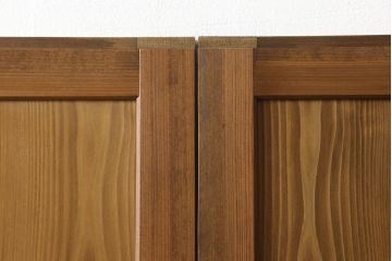 帯戸2枚を新規製作!当店オーダー家具を参考に、ご希望サイズにて。組子を製作し、両面クリアガラス、腰板は杉材(板目)の化粧板を使用。引手を取り付け、色味は当店商品を参考に着色。(引き戸、建具)