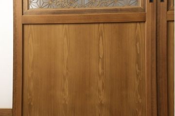帯戸2枚を新規製作!当店オーダー家具を参考に、ご希望サイズにて。組子を製作し、両面クリアガラス、腰板は杉材(板目)の化粧板を使用。引手を取り付け、色味は当店商品を参考に着色。(引き戸、建具)