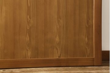 帯戸2枚を新規製作!当店オーダー家具を参考に、ご希望サイズにて。組子を製作し、両面クリアガラス、腰板は杉材(板目)の化粧板を使用。引手を取り付け、色味は当店商品を参考に着色。(引き戸、建具)