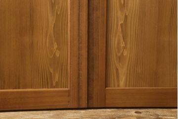 帯戸2枚を新規製作!当店オーダー家具を参考に、ご希望サイズにて。組子を製作し、両面クリアガラス、腰板は杉材(板目)の化粧板を使用。引手を取り付け、色味は当店商品を参考に着色。(引き戸、建具)