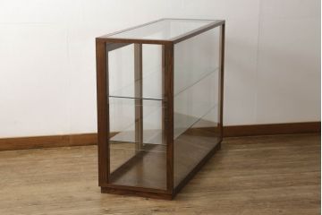 ガラスケースを新規製作!当店オーダー家具を参考に製作し、ガラス棚板2枚取り付け、補強の為棚板の真ん中に支えを取り付け。色味は当店商品を参考に着色。(ショーケース、陳列棚、飾り棚)