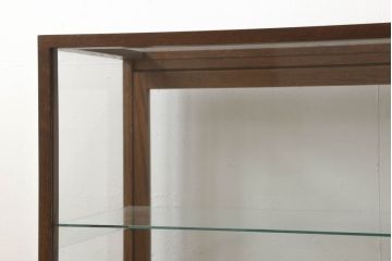 ガラスケースを新規製作!当店オーダー家具を参考に製作し、ガラス棚板2枚取り付け、補強の為棚板の真ん中に支えを取り付け。色味は当店商品を参考に着色。(ショーケース、陳列棚、飾り棚)