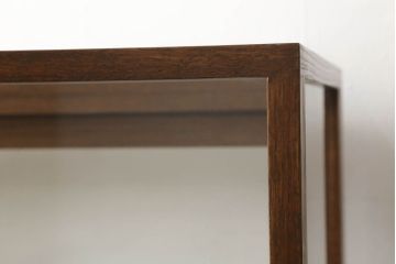 ガラスケースを新規製作!当店オーダー家具を参考に製作し、ガラス棚板2枚取り付け、補強の為棚板の真ん中に支えを取り付け。色味は当店商品を参考に着色。(ショーケース、陳列棚、飾り棚)