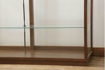 ガラスケースを新規製作!当店オーダー家具を参考に製作し、ガラス棚板2枚取り付け、補強の為棚板の真ん中に支えを取り付け。色味は当店商品を参考に着色。(ショーケース、陳列棚、飾り棚)