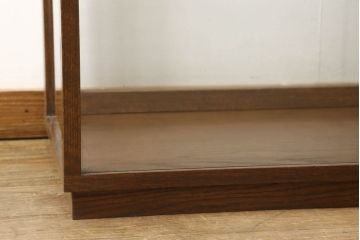 ガラスケースを新規製作!当店オーダー家具を参考に製作し、ガラス棚板2枚取り付け、補強の為棚板の真ん中に支えを取り付け。色味は当店商品を参考に着色。(ショーケース、陳列棚、飾り棚)