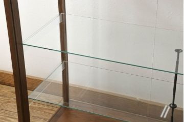 ガラスケースを新規製作!当店オーダー家具を参考に製作し、ガラス棚板2枚取り付け、補強の為棚板の真ん中に支えを取り付け。色味は当店商品を参考に着色。(ショーケース、陳列棚、飾り棚)