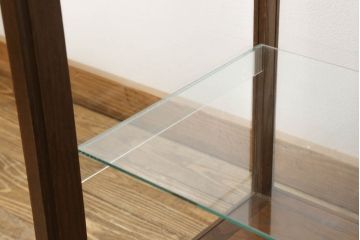 ガラスケースを新規製作!当店オーダー家具を参考に製作し、ガラス棚板2枚取り付け、補強の為棚板の真ん中に支えを取り付け。色味は当店商品を参考に着色。(ショーケース、陳列棚、飾り棚)