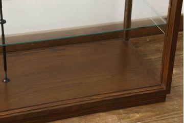 ガラスケースを新規製作!当店オーダー家具を参考に製作し、ガラス棚板2枚取り付け、補強の為棚板の真ん中に支えを取り付け。色味は当店商品を参考に着色。(ショーケース、陳列棚、飾り棚)