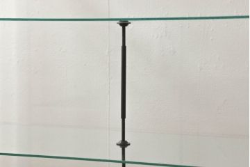 ガラスケースを新規製作!当店オーダー家具を参考に製作し、ガラス棚板2枚取り付け、補強の為棚板の真ん中に支えを取り付け。色味は当店商品を参考に着色。(ショーケース、陳列棚、飾り棚)
