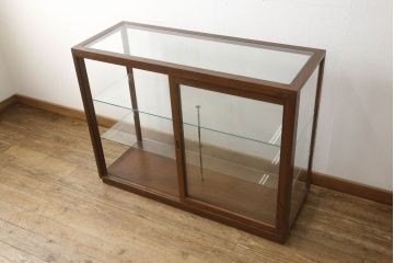 ガラスケースを新規製作!当店オーダー家具を参考に製作し、ガラス棚板2枚取り付け、補強の為棚板の真ん中に支えを取り付け。色味は当店商品を参考に着色。(ショーケース、陳列棚、飾り棚)