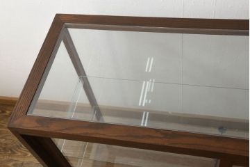 ガラスケースを新規製作!当店オーダー家具を参考に製作し、ガラス棚板2枚取り付け、補強の為棚板の真ん中に支えを取り付け。色味は当店商品を参考に着色。(ショーケース、陳列棚、飾り棚)