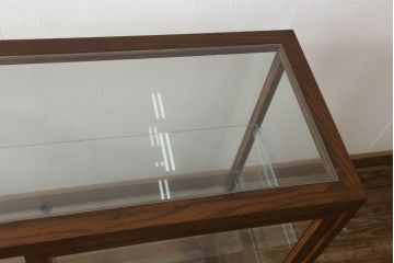 ガラスケースを新規製作!当店オーダー家具を参考に製作し、ガラス棚板2枚取り付け、補強の為棚板の真ん中に支えを取り付け。色味は当店商品を参考に着色。(ショーケース、陳列棚、飾り棚)