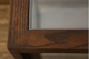 ガラスケースを新規製作!当店オーダー家具を参考に製作し、ガラス棚板2枚取り付け、補強の為棚板の真ん中に支えを取り付け。色味は当店商品を参考に着色。(ショーケース、陳列棚、飾り棚)