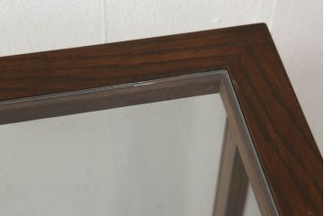 ガラスケースを新規製作!当店オーダー家具を参考に製作し、ガラス棚板2枚取り付け、補強の為棚板の真ん中に支えを取り付け。色味は当店商品を参考に着色。(ショーケース、陳列棚、飾り棚)
