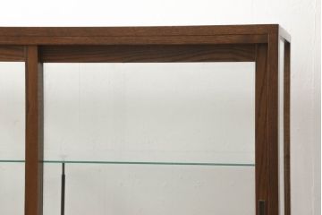 ガラスケースを新規製作!当店オーダー家具を参考に製作し、ガラス棚板2枚取り付け、補強の為棚板の真ん中に支えを取り付け。色味は当店商品を参考に着色。(ショーケース、陳列棚、飾り棚)