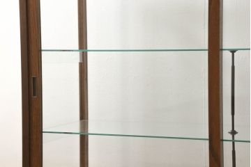 ガラスケースを新規製作!当店オーダー家具を参考に製作し、ガラス棚板2枚取り付け、補強の為棚板の真ん中に支えを取り付け。色味は当店商品を参考に着色。(ショーケース、陳列棚、飾り棚)