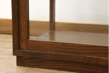 ガラスケースを新規製作!当店オーダー家具を参考に製作し、ガラス棚板2枚取り付け、補強の為棚板の真ん中に支えを取り付け。色味は当店商品を参考に着色。(ショーケース、陳列棚、飾り棚)