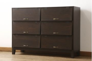 パタパタ収納棚を新規製作!当店のオーダー家具を参考に、新材を用いてご希望サイズ・色味にて。棚は3段で均等の高さにし1段につき扉は2枚仕様で、取っ手を取り付け。(下駄箱、戸棚、キャビネット)