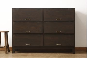 パタパタ収納棚を新規製作!当店のオーダー家具を参考に、新材を用いてご希望サイズ・色味にて。棚は3段で均等の高さにし1段につき扉は2枚仕様で、取っ手を取り付け。(下駄箱、戸棚、キャビネット)