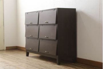 パタパタ収納棚を新規製作!当店のオーダー家具を参考に、新材を用いてご希望サイズ・色味にて。棚は3段で均等の高さにし1段につき扉は2枚仕様で、取っ手を取り付け。(下駄箱、戸棚、キャビネット)