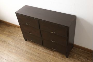 パタパタ収納棚を新規製作!当店のオーダー家具を参考に、新材を用いてご希望サイズ・色味にて。棚は3段で均等の高さにし1段につき扉は2枚仕様で、取っ手を取り付け。(下駄箱、戸棚、キャビネット)